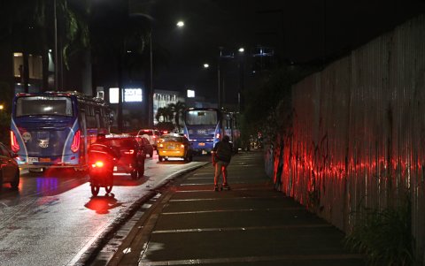 Precaución. Los residentes de varias ciudadelas adyacentes, como la Kennedy, también sufren las consecuencias de los múltiples problemas que presenta esta vía.