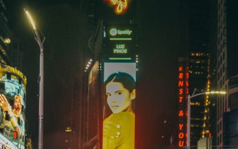 Luz Pinos junto al ejecutivo Arturo Stacey. Detrás, la imagen de la cantante en el corazón de Times Square.