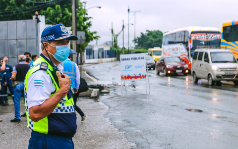 Los agentes de tránsito realizan las labores hasta que la calle se habilite completamente