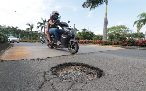 Las motos deben esquivar los baches para no tener accidentes