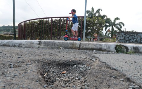 Los baches enormes complican el transitar de los moradores