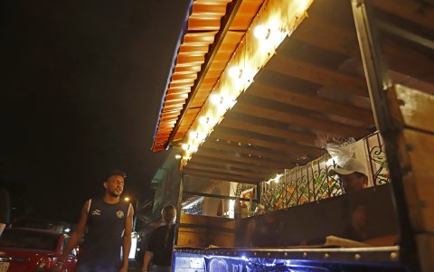 A lo largo de la avenida Dolores Sucre, en La Saiba, hay diferentes negocios como la carreta  Elvis Burguer.