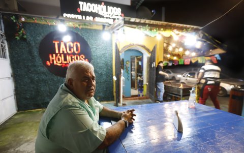 Carlos Mayorga asegura que viaja desde el cantón Samborondón para disfrutar de los platos en la zona de Guayasur.