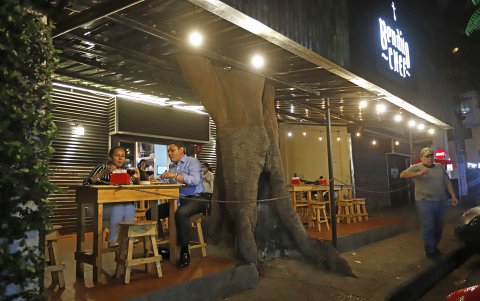 Bendito Chef. Un ambiente ecológico, que mantiene el árbol de la casa, da esa sensación hogareña para los clientes que acuden al negocio, en Guayasur.
