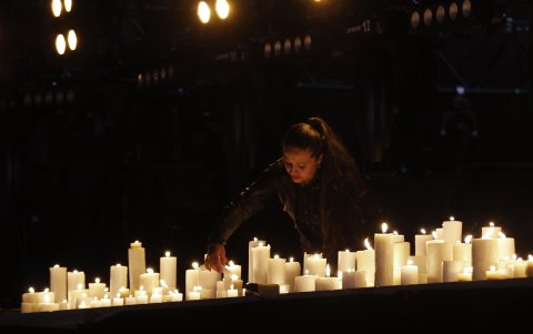 Seguidores lamentan la muerte del baterista de la banda de rock Foo Fighters, Taylor Hawkins, durante el desarrollo del Festival Estéreo Picnic, en Bogotá (Colombia).