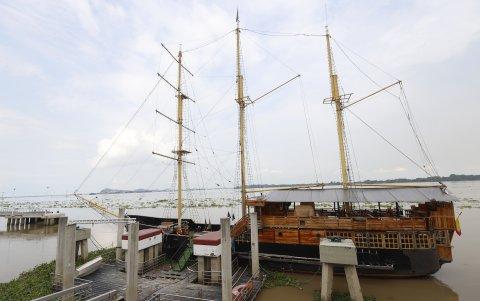 La embarcación permanece anclada a la altura del Yacht Club, en el Malecón 2000.