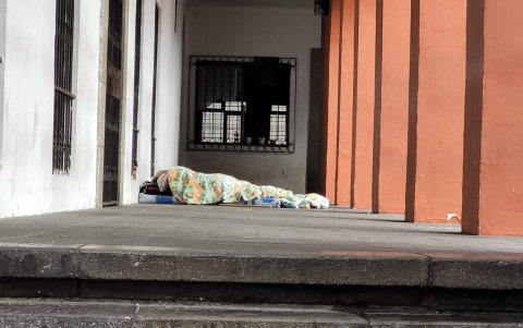 Hospedaje. Habitantes en situación de calle ocupan los espacios dejados por los jugadores de naipes.