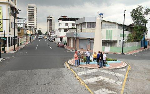 Comunidad. Los residentes del barrio Orellana junto a su clásico ícono: el Obelisco.