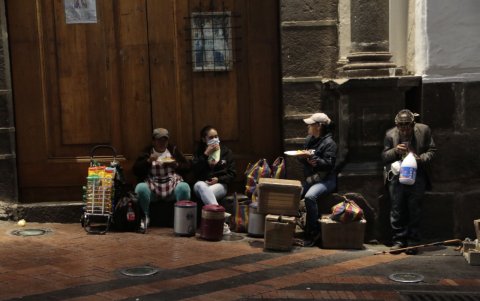 Oferta. A un costado del Palacio de Carondelet, un grupo de mujeres ofrece sánduches, bebidas calientes y otros alimentos a los transeúntes.