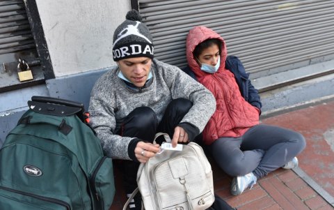 Refugio. Una pareja de ciudadanos extranjeros duerme en uno de los espacios del centro histórico.