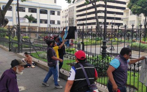 Hecho. En diferentes parques, asimismo, se retiró la ropa colgada.