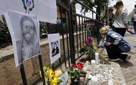Seguidoras del grupo estadounidense Foo Fighters encienden velas ayer frente al hotel de Bogotá donde el baterista de la banda, Taylor Hawkins, falleció en Bogotá (Colombia).