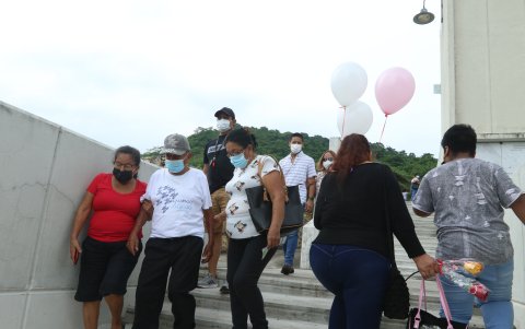 Actividad. Decenas de personas acudieron este domingo al Panteón Metropolitano.