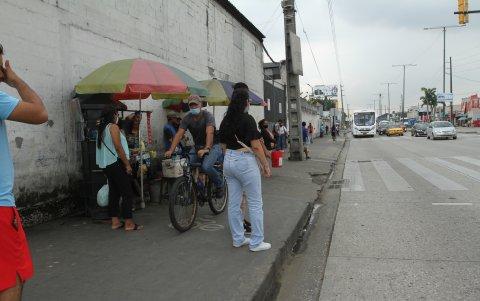 Comercio. La informalidad se ha convertido en otra traba para el biciusuario en la avenida Rodríguez Bonín.