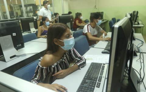 Referencial. Muchos jóvenes se sienten frustrados también al no poder escoger la carrera que quieren por falta de puntos en la prueba.