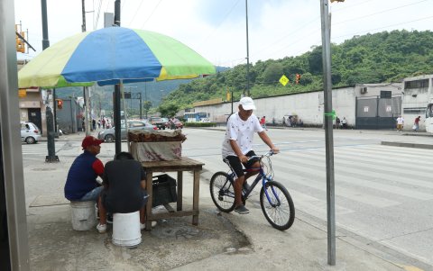 Los ciclistas se ven obligados a circular sobre el asfalto, puesto que en la ciclovía de la Rodríguez Bonín se instalan los comerciantes.