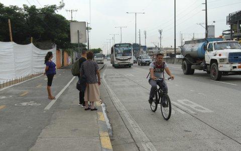 Los ciclistas se ven obligados a circular sobre el asfalto, puesto que en la ciclovía se instalan los comerciantes, peatones y usuarios de buses.