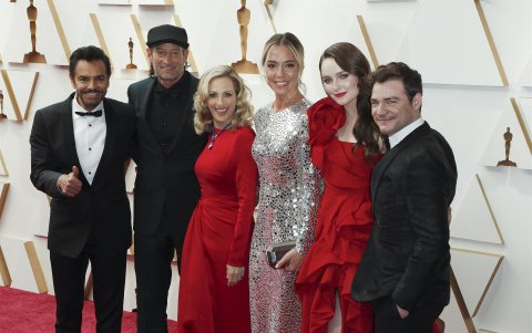 (i - d) Eugenio Derbez, Troy Kotsur, Marlee Matlin, Sian Heder, Amy Forsyth y Daniel Durant llegan a la 94ª ceremonia anual de los Premios de la Academia en el Dolby Theatre de Hollywood, Los Ángeles , California, EE. UU.