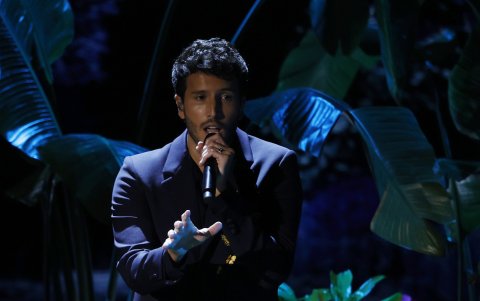 Sebastián Yatra interpretó ‘Dos oruguitas’, melodía que mereció una nominación al galardón como Mejor Canción Original.