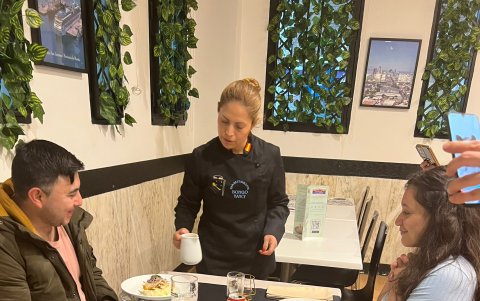 Nancy Paredes ofrece una variedad de platos de la gastronomía de la costa.