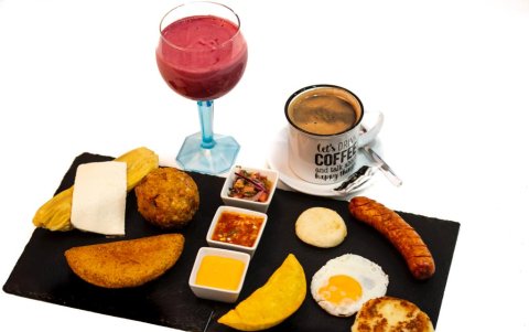 La propietaria del local ofrece una variedad de platos a sus clientes.