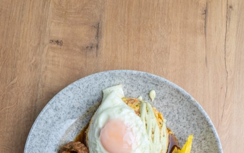 Ofrece una variedad de platos típicos de la costa.