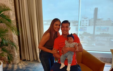 Alan Franco junto a su esposa Malena Freire y su pequeña hija Alana.