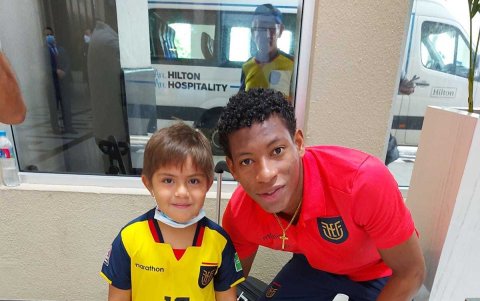 Pablito Condo junto a su ídolo, Gonzalo Plata.