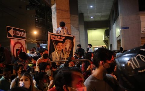 Los fanáticos de Lionel Messi llegaron con pancartas hasta el sitio de concentración.