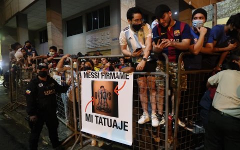 Una firma para un tatuaje, uno de los múltiples pedidos para el astro del fútbol mundial.
