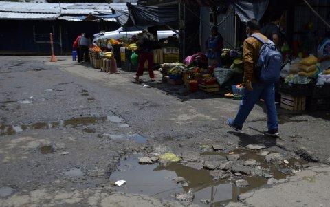 En los huecos se empoza el agua y la basura se acumula. Lo que puede afectar a la salud de los comerciantes.