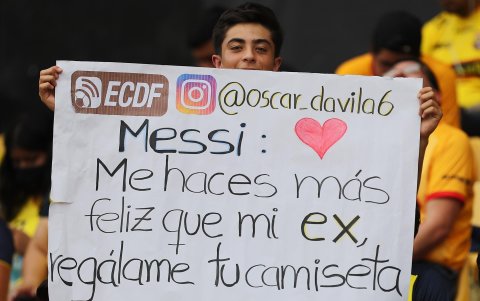 Un aficionado ecuatoriano muestra un cartel dedicado al jugador argentino Lionel Messi.
