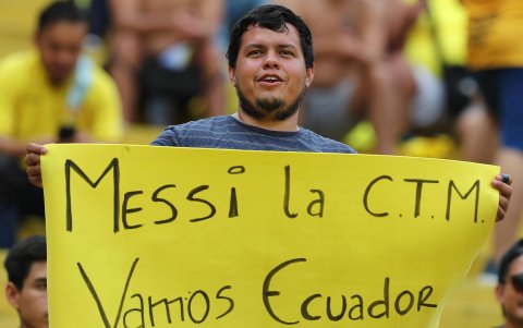 Un aficionado ecuatoriano muestra un cartel dedicado al jugador argentino Lionel Messi.