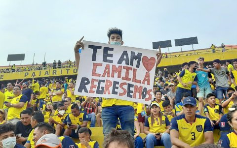 Te amo, Camila, regresemos... Es el mensaje de este hincha.