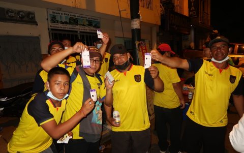 Hinchas se quedaron con entradas en mano porque no los dejaron entrar.