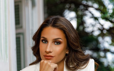 Reservada en su vida privada, confiesa estar enamorada.