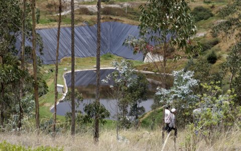 Lixiviados. La sustancia se almacena en piscinas, después debe ser procesada.