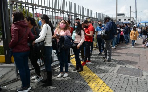 Los fanáticos del Big Boss llegaron este 30 de marzo hasta los centros comerciales de Quito para no quedarse sin boleto.