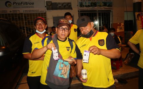 Hubo una gran cantidad de hinchas que se quedaron fuera del estadio con el boleto.