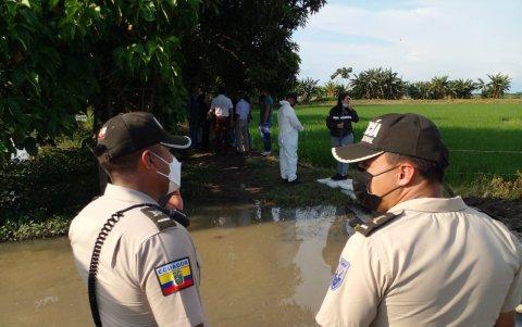 La policía investiga si existe alguna relación entre los tres cadáveres hallados y el dinero incinerado.