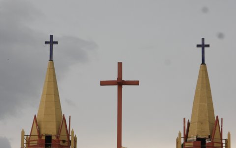 Hecho. Se ven las varillas y cañas colocadas alrededor de las torres, cuya forma y base han empezado a romperse.