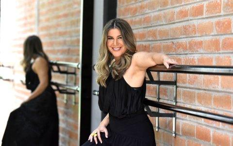 Da clases en su estudio de baile fitness 'Menea'.