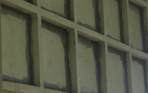 Anónimos. Las lápidas están sin nombres ni fechas de nacimiento. Solo se distinguen por el gris del cemento fresco.