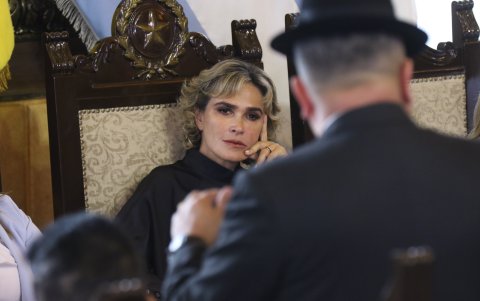 Atención. La primera edil, ayer, al momento que escucha a Héctor Vanegas hablando del apoyo a su administración.