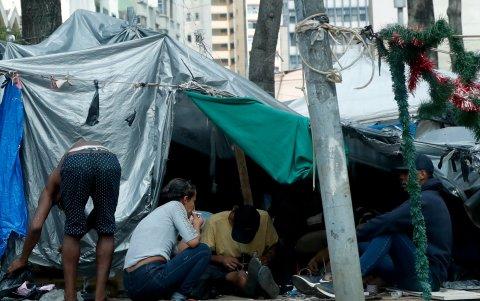 Entre la basura y cúmulos de objetos se observa a los consumidores.