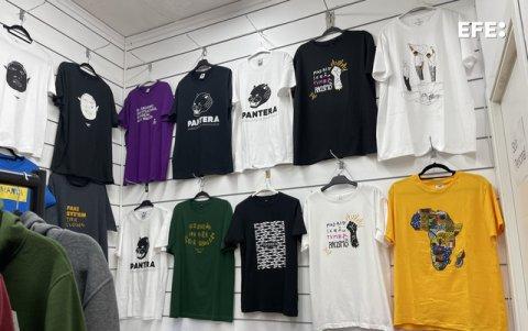 En el lugar es posible encontrar una variedad de vestuario.