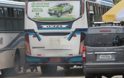Varios buses hacen doble columna y conducen de mala manera