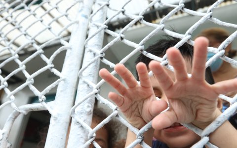 Tareas. A más del cuidado, los niños comparten juegos y hacen tareas como parte de su desarrollo infantil.