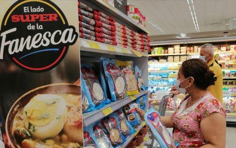 Supermercado. Ivonne Huayamave compra el pescado bacalao en el Supermaxi.