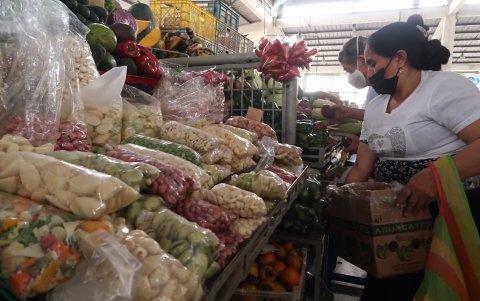 Mercado. Los granos frescos son los que se ofrecen en el mercado municipal de Sauces IX, allí solo la arveja es la que cuesta más que el año pasado.